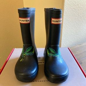 Navy blue hunter rain boots with crab print.